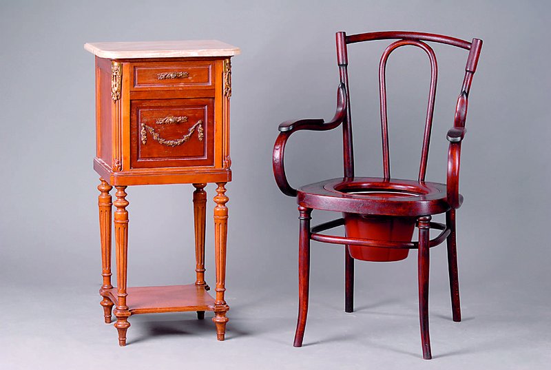 Nachtschränkchen, Frankreich um 1900, Nußbaum, eintürig, eine Schublade, Bronzeappliken, gedrechselte u. geriefte Beine, Marmorplatte, ca. ...