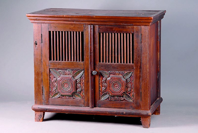 Vorratsschrank, China, nach dem Vorbild v. 1840/50, wohl Kastanie, auf Rahmen gearb., teilw.. versprosst, Reste alter Bemalung, 2 Füllungen m. ...
