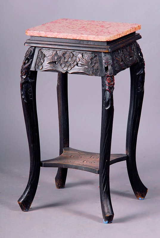 Säule, China, um 1900, Korpus Kiefer massiv, allseitig geschweift, reiche Schnitzereien z.T. in Durchbrucharbeit,Marmorplatte (lose), reiche ...