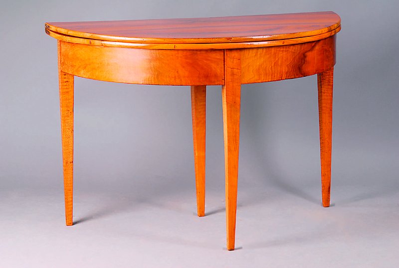 Klapptisch, süddeutsch, um 1820, Biedermeier, Nußbaum massiv/Furnier gesp. verlegt, ein Fuß ausziehbar m. integr. Schublade, Gebr.-Sp., ca. ...