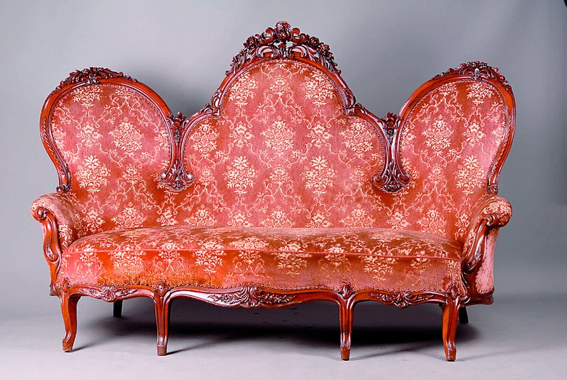 3-Sitzercouch, Russland, wohl Petersburg, um 1835, Mahagoni massiv, allseitig geschweift, Nagelverz., Velourbezug sek., Polsterung alt belassen, ...