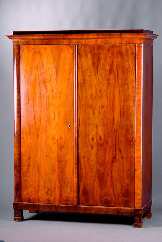 Schrank, süddeutsch, um 1820, Biedermeier, Korpus Weichholz, Nußbaumwurzelfurnier vielfach gesp. verlegt, st. Gebr.-Sp., verzogen, ca. 199x148x63 cm