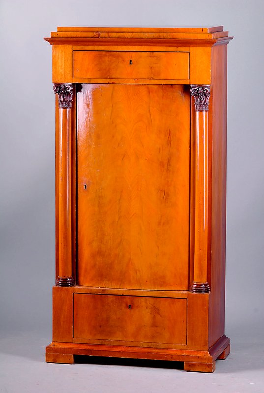 Schrank, deutsch, um 1830, Korpus Weichholz,Pyramidenmahagoni gesp. verlegt, z.T. ausgebleicht, Tür einfach geschweift, korinthische Halbsäulen ...