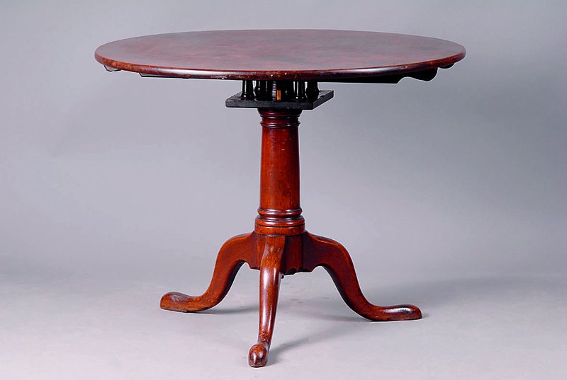 Tisch, England, um 1880/90, Nußbaum massiv auf Mahagoni gebeizt, Oberfläche fleckig,1 Bein besch., Gebr.-Sp., H. ca, 70 cm, D. ca. 90 cm