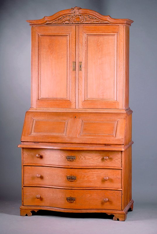 Aufsatzsekretär, westdeutsch, unterer Teil um 1760/70, WH/Eiche massiv/Furnier, 3-schübig, Front geschweift, Mittelteil m. Schrägklappe, 6 ...