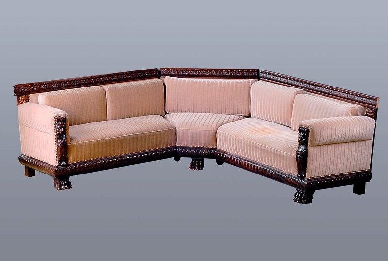 Ecksofa, deutsch, 30er Jahre, Nußbaum massiv im Renaissancestil, reiche Schnitzereien, Tatzenfüße, Akanthusblattverz. m. Löwenköpfen,Bezug stark ...