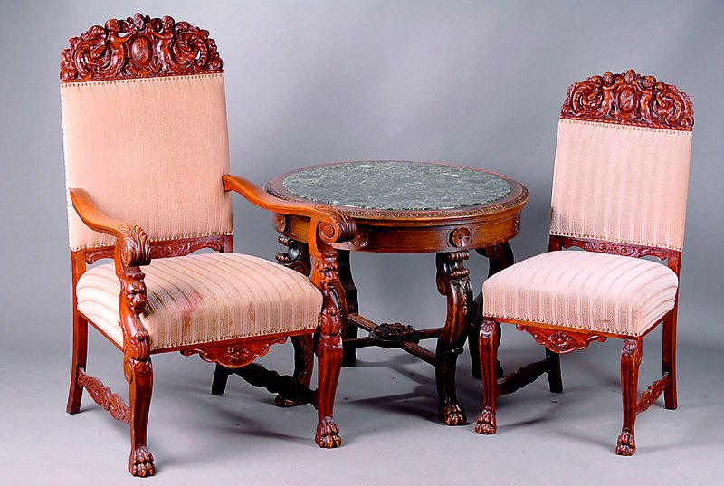 Sitzgruppe, süddeutsch, wohl Baden, um 1910/15 best. aus: runder Salontisch und 4 Stühle, Nußbaum massiv, 2 Armlehnstühle: Front geschweift, ...