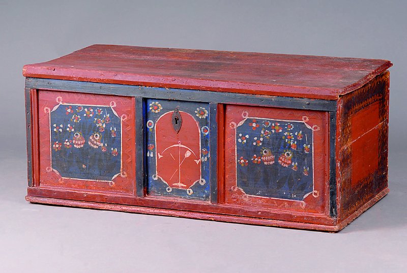 Truhe, Pfalz, um 1830, Weichholz, orig. Buntfassung umlaufend, alt belassen, st. Gebr.-Sp., ohne Schlüssel, ca. 43x103x51 cm