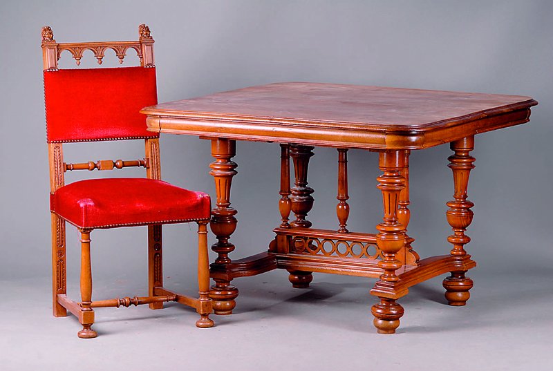 Sitzgruppe, Frankreich, um 1890, best. aus Ausziehtisch u. 6 Stühle, Nußbaum massiv, Tischbeine verschränkt, Zarge gebaucht u. abgesetzt, 2 ...