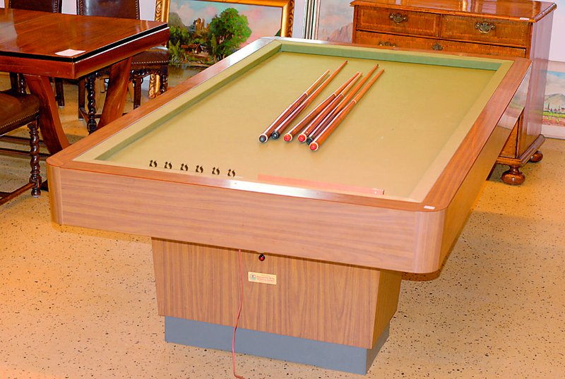 Carambolagetisch, um 1965/70, Nußbaumfurnier alter grüner Bezug, schwere Qualität, Marke: Billardbau Kiesewetter & Co., Heidelberg -Rohrbach, 6 ...