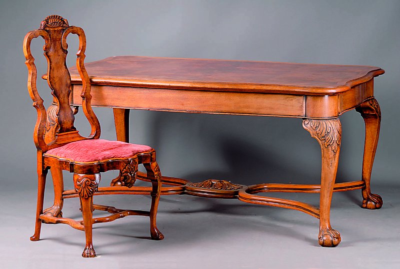 Esszimmergruppe, nach dem Vorbild v. 1780, best. aus Ausziehtisch u. 6 Stühlen im Chippendalestil, um 1900, Korpus WH, Nußbaumwurzelholz gesp. ...