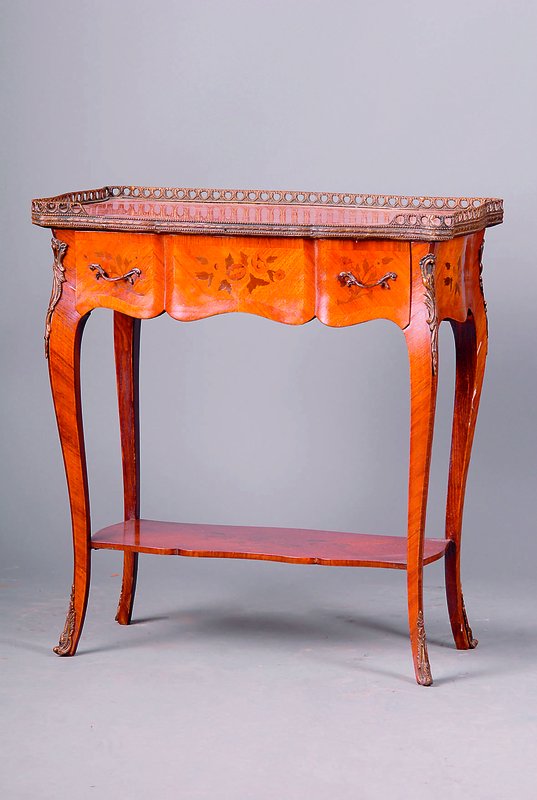 Beistelltisch, Frankreich, 50/60er Jahre, nach dem Vorbild v. 1760, sog. Etagere, Rosenholz gesp. verlegt, Blumenintarsien, allseitig geschweift, ...