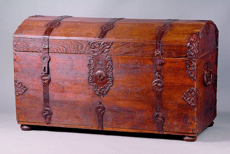 Reisetruhe, deutsch, um 1750, Eiche massiv, Deckel gebuckelt, reiche Eisenbeschl., orig. Schloss, Bänderung z.T. in Durchbrucharbeit, Quetschfüße ...
