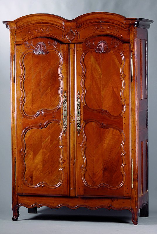 Prunkschrank, Frankreich, um 1750, Kirschbaum/Obstholz massiv, kompl. auf Rahmen gearb., Inlets versetzt gesetzt parkettiert, Muschel u. Blumenverz., ...