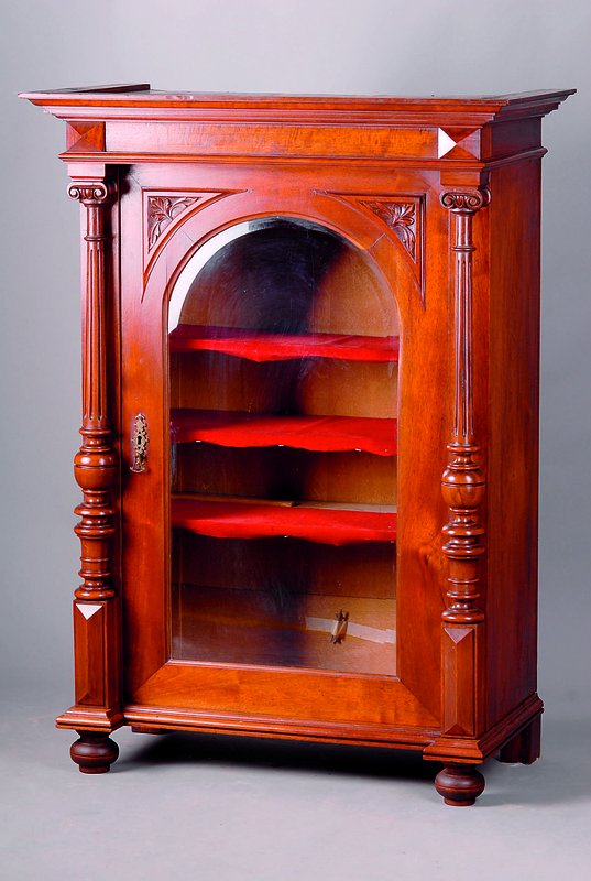 Vitrinenschrank, wohl Belgien, um 1880/90, Korpus Eiche massiv, Eichefurnier, ursp. rötl.gebeizt, 3/4 Säulen z.T. freistehend, eklektizistischer ...