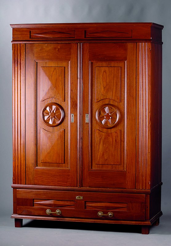 Dielenschrank, Nordfrankreich, um 1870/80, Nußbaum massiv, Front u. Rücken auf Rahmen gearb., Inlets m. aufges. Rosetten bzw. Zwischenteile a.d. ...