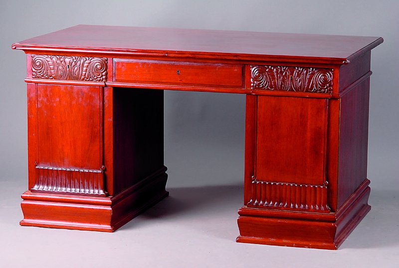Schreibtisch, wohl England, um 1900, Korpus Eiche massiv, Mahagonifurnier rötl. gebeizt, aufgelegte Schnitzereien m. Rocaillen u. Akanthusblättern, ...