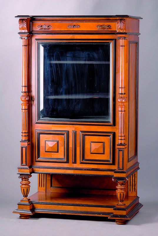 Vitrinenschrank, Belgien, um 1890, Korpus Weich- und Hartholz, Satin/Nußbaum gesp. verlegt, aufgesetzte Leisten, diese 4-fach getreppt, 1 integr. ...
