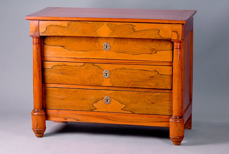 Empirekommode, süddeutsch/Elsass-Lothringen, um 1830, Nußbaum massiv, Nuß- u. Wurzelnußfurnier, orig. Bronzebeschl., auf Rahmen gearb., ...