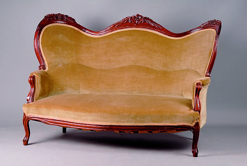 2-Sitzercouch, süddeutsch, um 1835/40, Rahmen Mahagoni massiv, Schnitzereien a.d. Vollholz, gerillt, Front geschweift, Rücken 3 -fach geschweift, ...