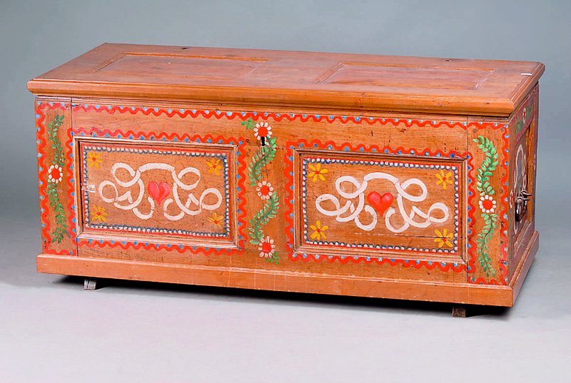 Deckeltruhe, deutsch, um 1830/40, Nußbaum massiv, Kassetten a.d. Vollholz, Unterteil auf Rahmen gearb., wohl Müllerarbeit, schwundrissig, Reste ...