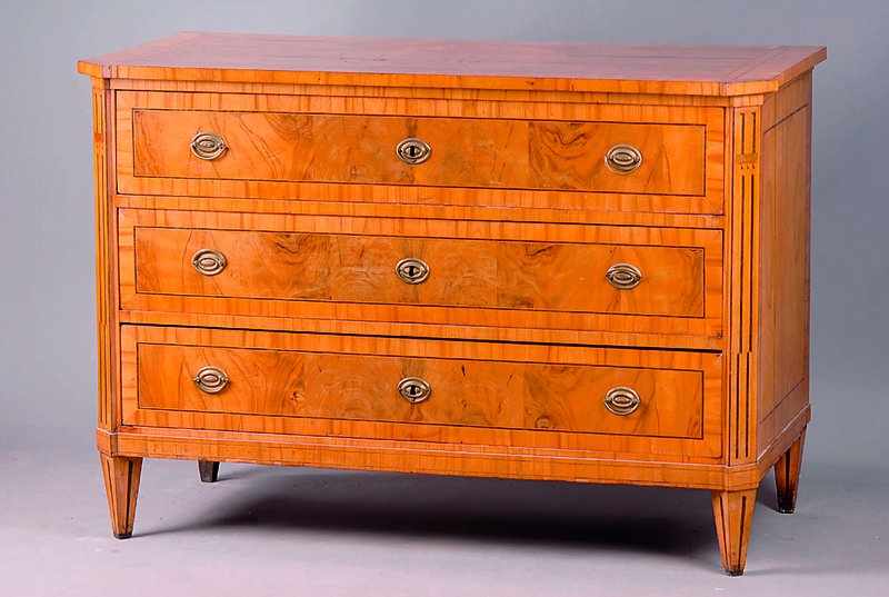 Louis-Seize-Kommode, süddeutsch, um 1770/80,Weichholzkorpus, Wurzelnußfurnier fein u. vielfach gesp. verlegt, Intarsien: Kirsch u. Rüster, gr. ...