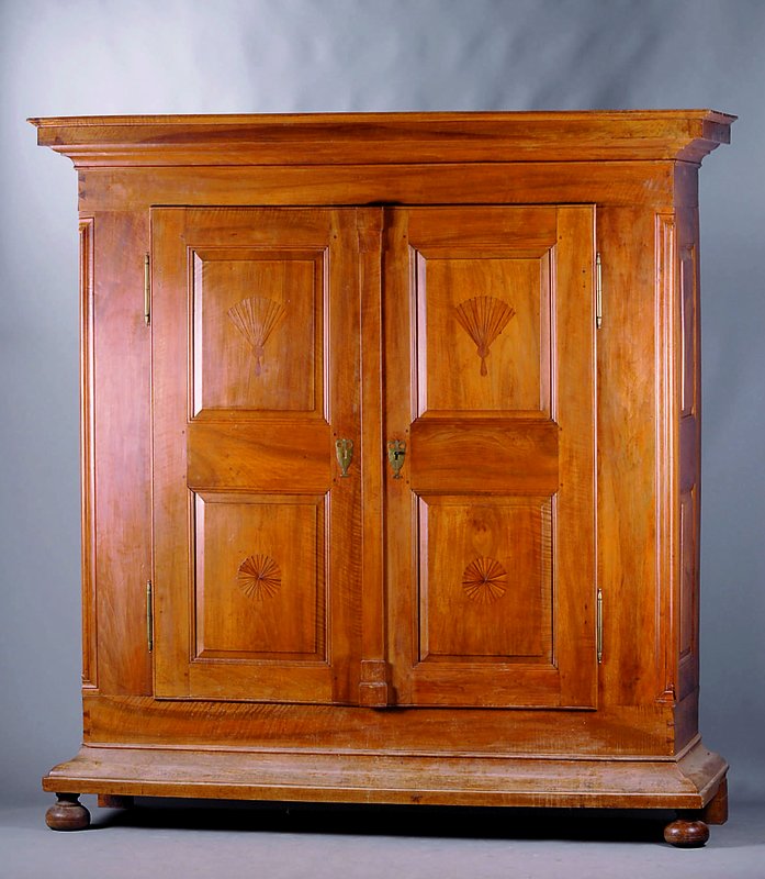 Schrank, Mainz/Alzey, um 1800, Nußbaum massiv, auf Rahmen gearb., Füllungen einfach getreppt, Fächerintarsien z.T. m. Brandmalerei, Füße ...