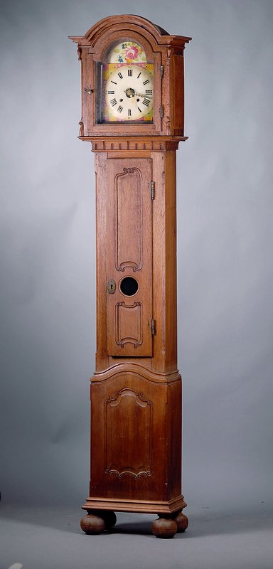 Standuhr, deutsch, um 1850, geschnitztes Eichengehäuse, Unterteil dazugearbeitet, Sockelteile rest., bemaltes Bogenziffernblatt, m. erhabenem ...