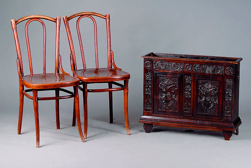4 Stühle im Thonetstil, um 1900, Bugholz, z .T. alte Lackierung, teilrest., sonst alt belassen, Sitze geprägt im eklektizistischem Stil, Verleimung ...