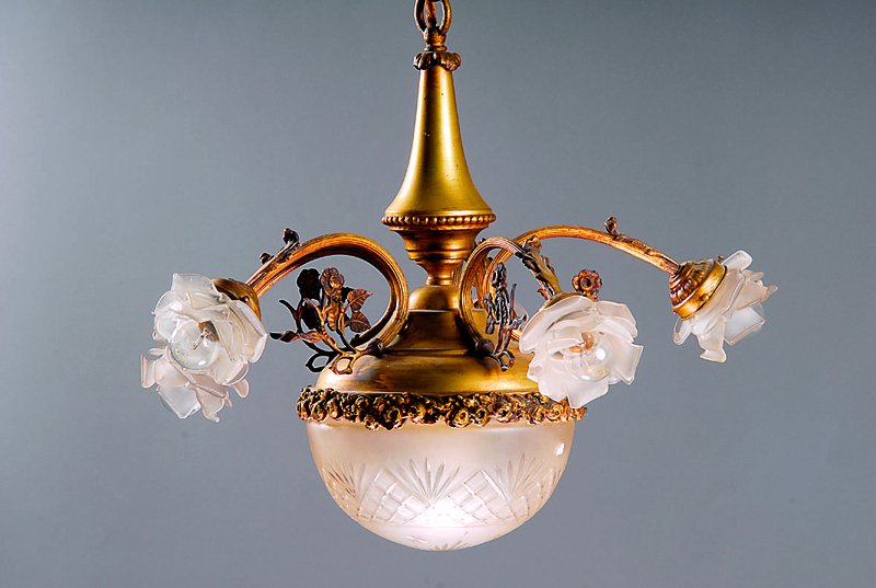 Deckenlampe, Frankreich, um 1890-95, Messingmontierung, fünf Brennstelen, Schirme in floralem Dekor, diese später, Elektrifizierung nicht geprüft, ...