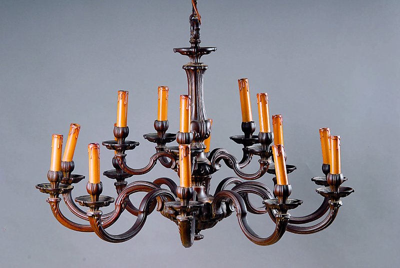 Schwerer Bronzeleuchter mit passenden Wandlampen, 60/70er J., zweistöckig, Barockstil, 15 Brennstellen, H.ca.63cm, D.ca.89cm, Fu.nicht gepr., ...