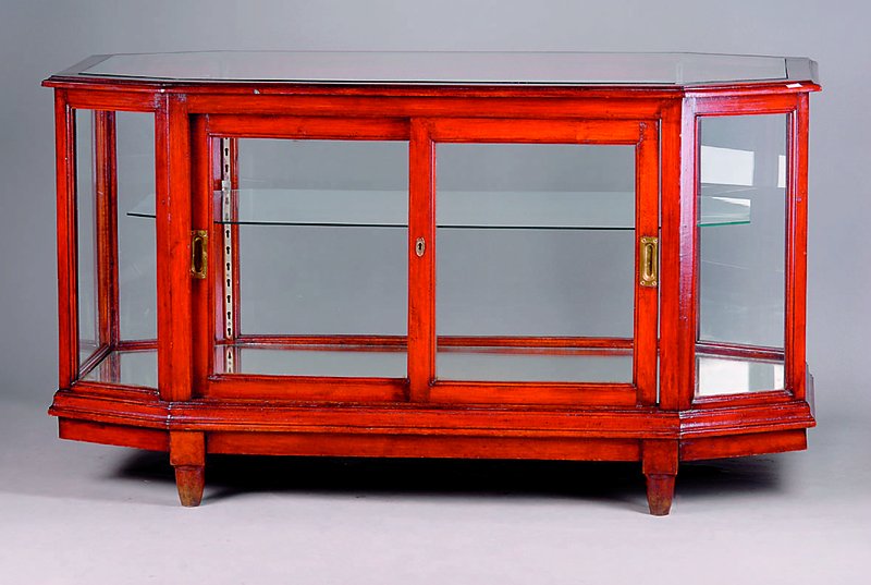 Ausstellungsvitrine, deutsch, um 1910, Mahagoni massiv, allseitig verglast, seitl. romboid abgeflacht, Boden verspiegelt, Glaszwischenboden ...