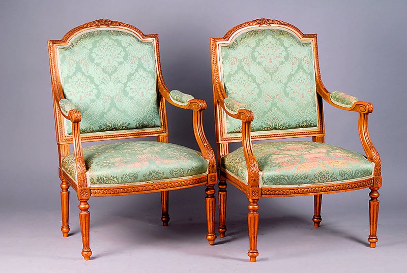 Paar Armlehnsessel, deutsch, um 1910, nach franz. Vorbild v. 1770, Louis-Seize-Stil, Buche massiv, fein gestuckt, teilvergoldet, Akanthusblattverz. ...