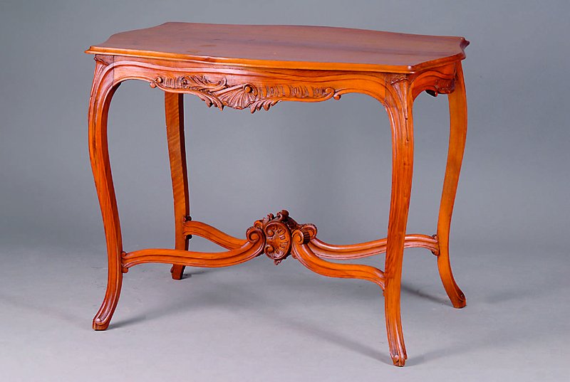 Salontisch, Frankreich, um 1880-90, Nußbaum massiv/furniert, kanellierte geschwungene Beine, Zarge u. Mittelverstrebung geschnitzt m. Rocaillen u. ...