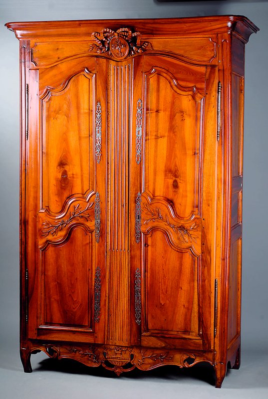 Dielenschrank, Arles, um 1780/90, sog. Armoire Arlesienne, Nußbaum massiv, mit Olivenzweigschnitzereien, Beschl. sek., Füße l. gekürzt, Zarge in ...