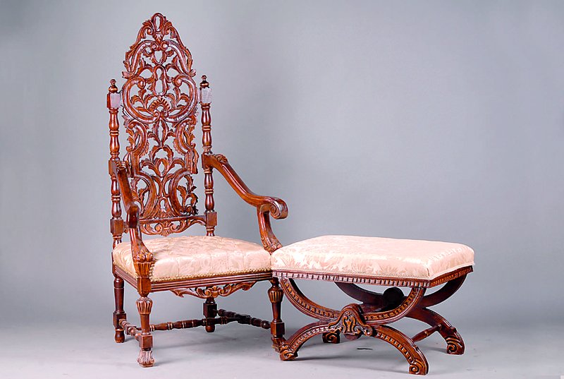 Prunkarmlehnstuhl m. Hocker, Niederlande, um 1880/90, Buche massiv, eklek. Stil, Beine verschränkt, Armlehnen in Rocaillen auslaufend, Rücken in ...