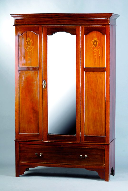 Kleiderschrank, England, um 1900/20, Korpus WH, Mahagonifurnier gesp. verlegt, Front 3- teilig, Mittelteil m. facett. Spiegel, schwundrissig, ...