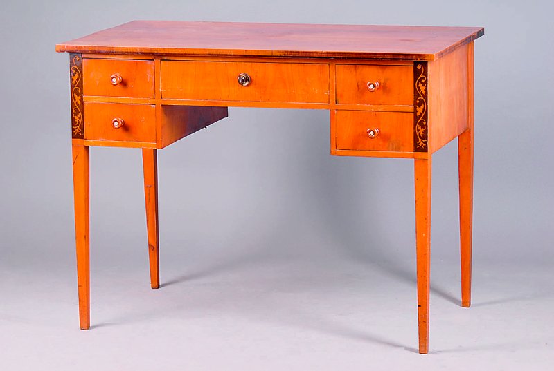 Damenschreibtisch, deutsch, Raum Dresden, um 1870-1890, nach Vorbild um 1810, Kirschbaum massiv und furniert, Seiten mit Schablonen- Malerei, Platte ...