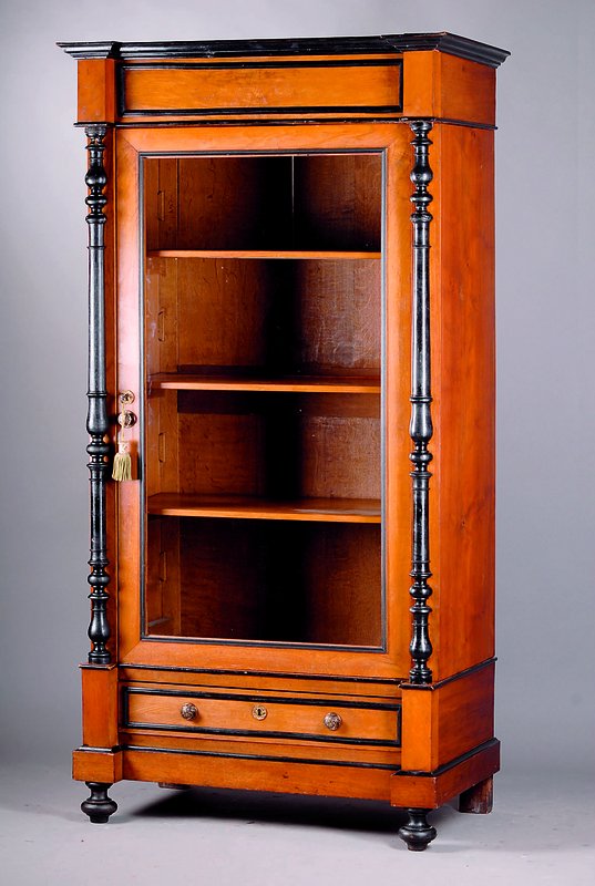 Wäscheschrank, wohl Frankreich, um 1880/90, Korpus Eiche massiv, Wurzelnußfurnier gesp. verlegt, Risalite m. freistehenden Säulen, diese ...