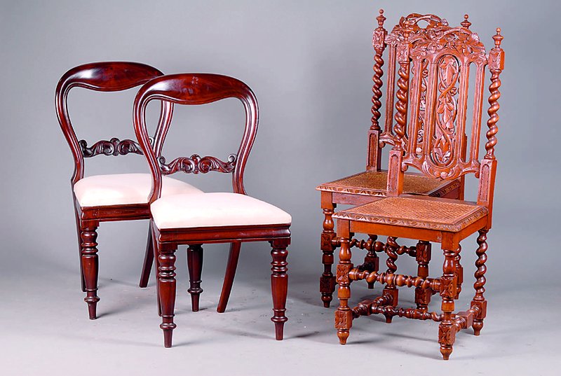 5 Stühle, England, um 1850/60, Mahagoni massiv, Frontbeine gedrechselt, Rücken in Form v. Löffeln, Zierteil m. doppelten Rocaillen, Nesselbez. ...
