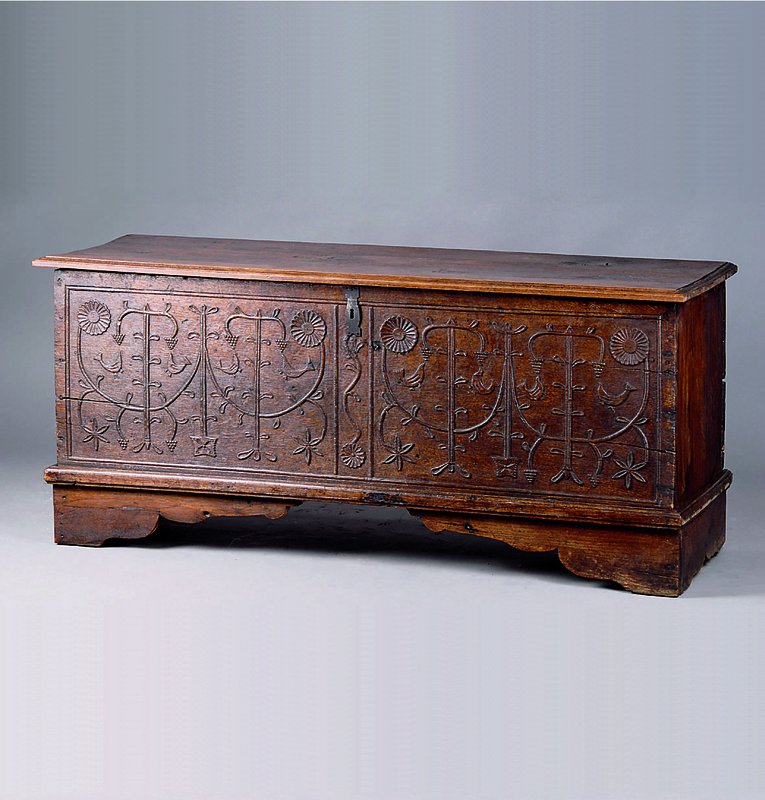 Truhe, südwestdeutsch, evtl. Bodenseegegend, um 1800/10, Nußbaum massiv, Front reich geschnitzt m. Vogel u. Blütenmotiven, sog. Hochzeitstruhe, ...