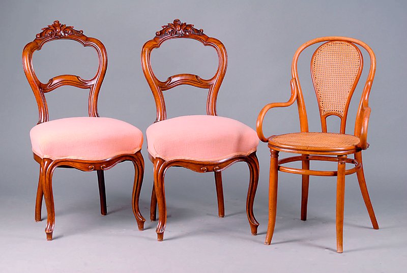 Fünf Stühle, süddeutsch, wohl Pfalz, um 1840/50, Nußbaum massiv, sog. Löffelstühle, allseitig geschweift, geschnitzt u. gerieft, ...