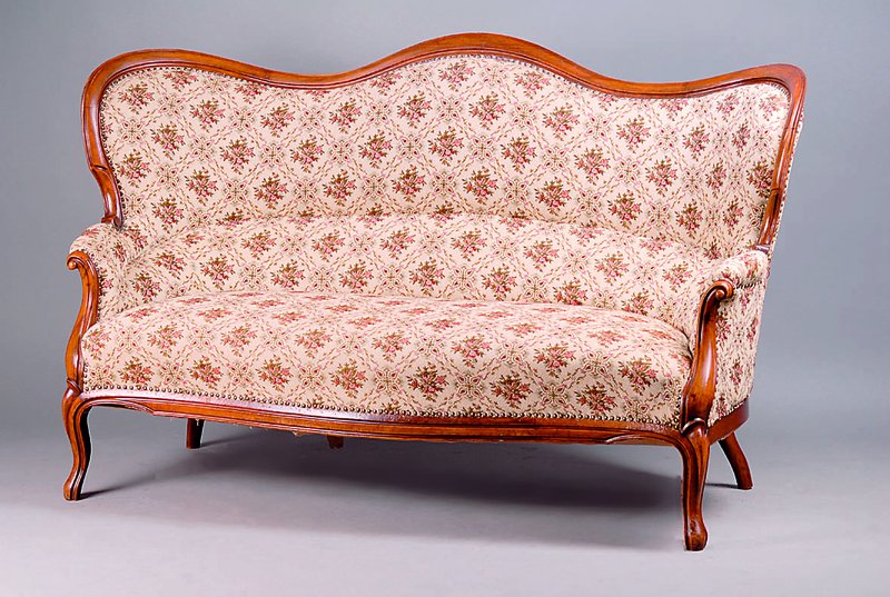 2-Sitzersofa, westdeutsch, 2. Barock, um 1835/40, Gestell Nußbaum/WH, gerieft, in sich 3-fach gebogt, Rücken passig, Bezüge 60erJahre, Nagelverz., ...