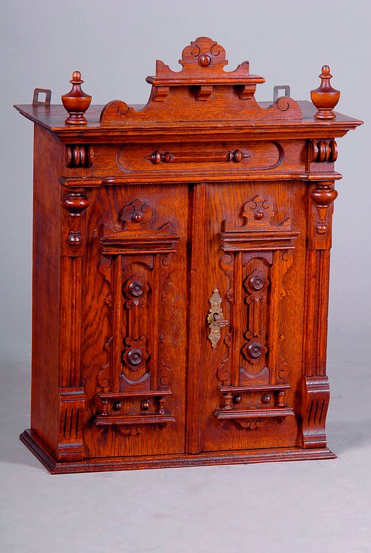 Hängeschränkchen, deutsch, um 1880/90, Gründerzeit, Eiche massiv, Schauseite m. Zierleisten bzw. Appliken im Renaissancestil, Risalite vielfach ...