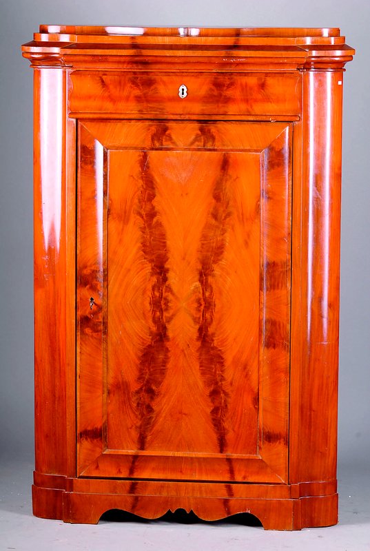 Eckschrank, Berliner Raum, um 1860, Korpus WH/HH, Pyramidenmahagoni gesp. verlegt, Seiten geschweift, Kopfteil 4-fach getreppt, Fuß passig, alt ...
