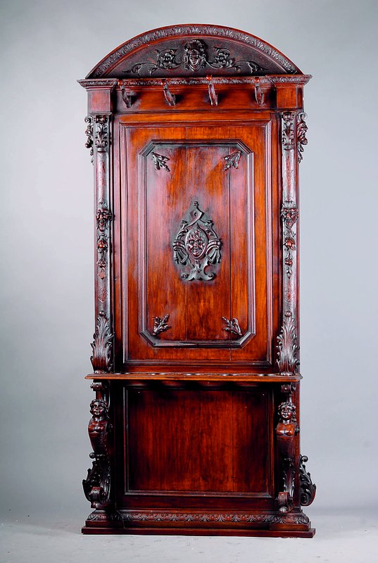 Garderobe, wohl Frankreich, um 1890, Nußbaum z.T. massiv, dunkel gebeizt, auf Rahmen gearb., Zierleisten doppelt u. 3-fach getreppt, Schnitzereien ...