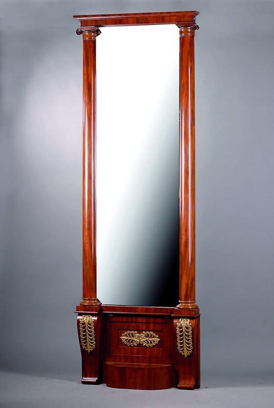 Spiegel m. Konsolenaufsatz, wohl Frankreich, um 1840/50, Korpus WH, Pyramidenmahagoni gesp. verlegt, Halbsäulen m. ionischen Kapitellabsätzen, ...