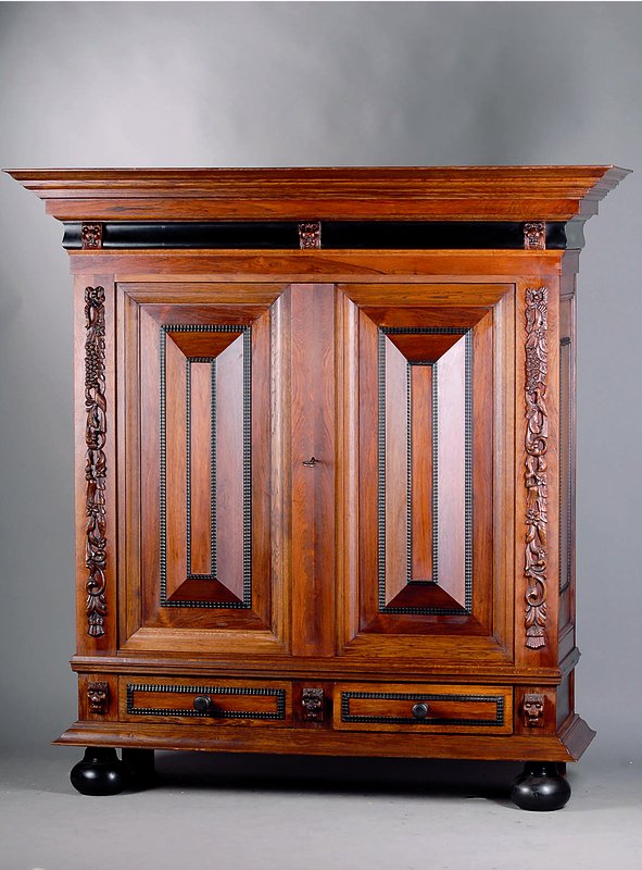 Dielenschrank, Niederlande, 60er Jahre, nach dem Vorbild v.1680, Eiche massiv, sog. Kissenfüllungen, aufgesetzte Zierleisten m. Früchte u. ...