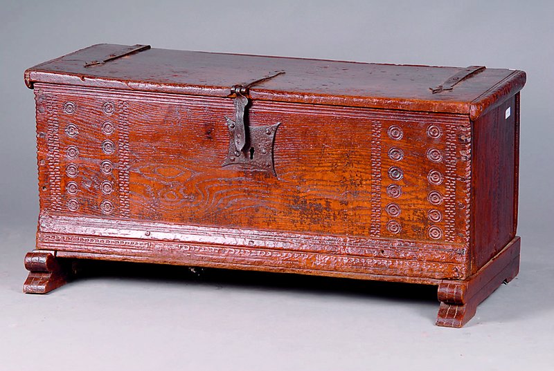 Bäuerl. Truhe, mitteldeutsch, um 1800, Eiche massiv, Zierleisten gerieft, Flachschnitzereien in Rosetten u. Ziegelform, Fußleisten sek., ...