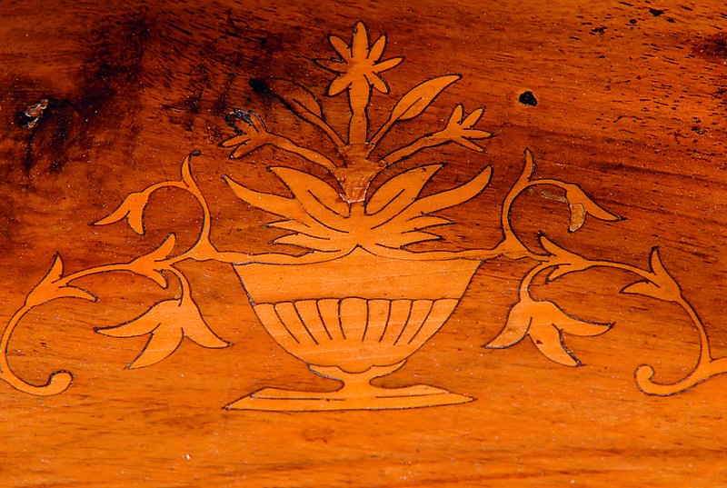 Detail a: Etagére, deutsch, um 1880/90, Nußbaum, Ahornintarsien in Form v. Blüten u. Blättern, 4 Böden, Zwischensteege in reicher Drechselarbeit, st. ...
